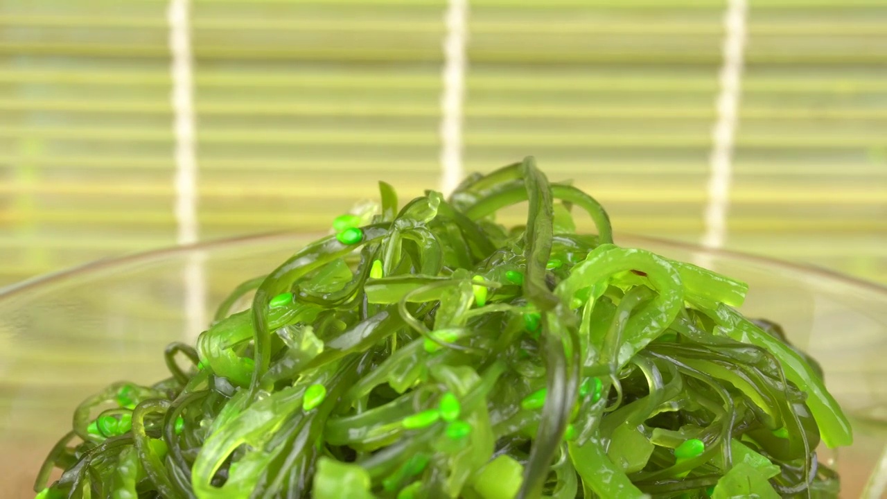丘卡海草在玻璃碗的架子上。旋转视频素材