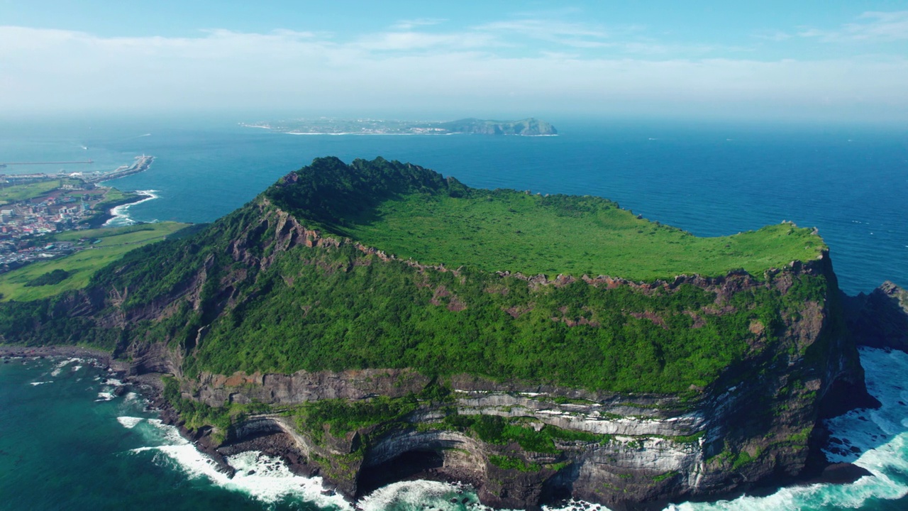 韩国济州城山郡/西归浦市的城山一秋峰凝灰岩锥，夏日的海景视频素材