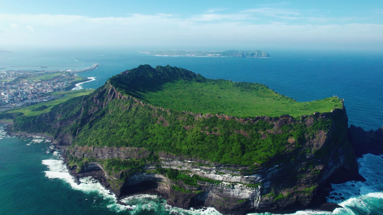 韩国济州城山郡/西归浦市的城山一秋峰凝灰岩锥，夏日的海景视频素材