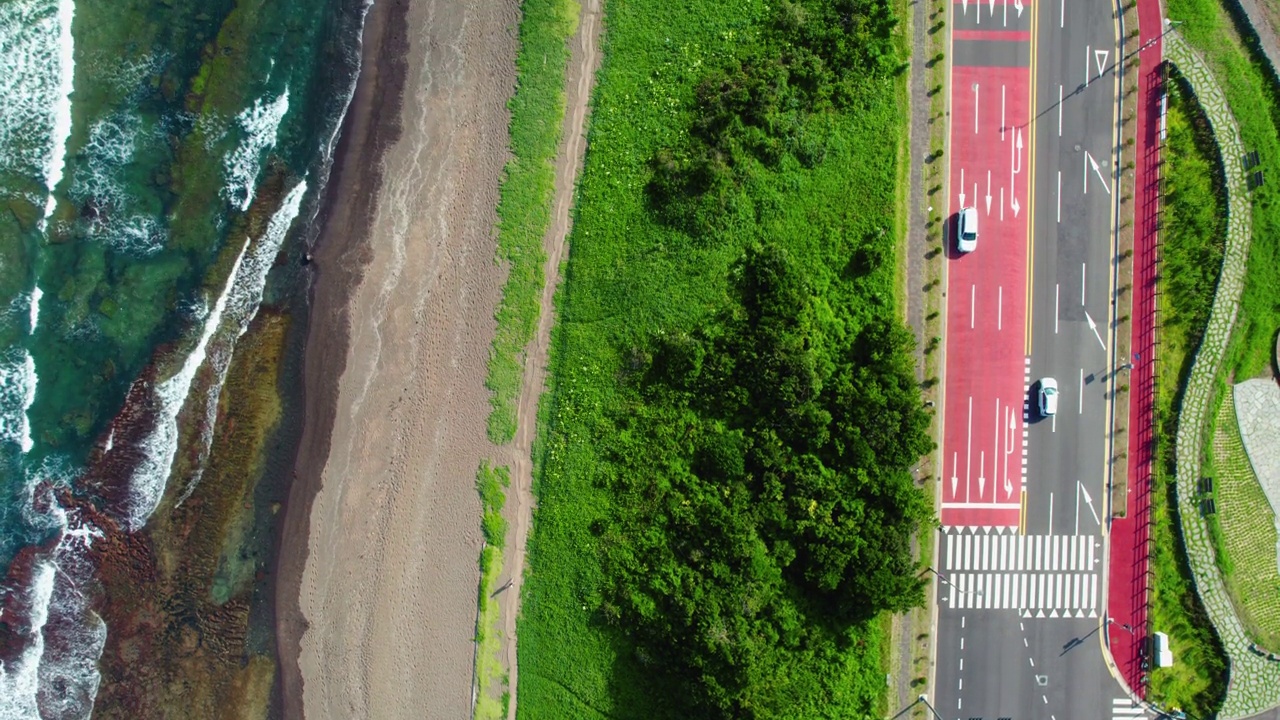 夏季海景——韩国济州城山郡/西归浦市广池基海滩附近的海岸公路视频素材