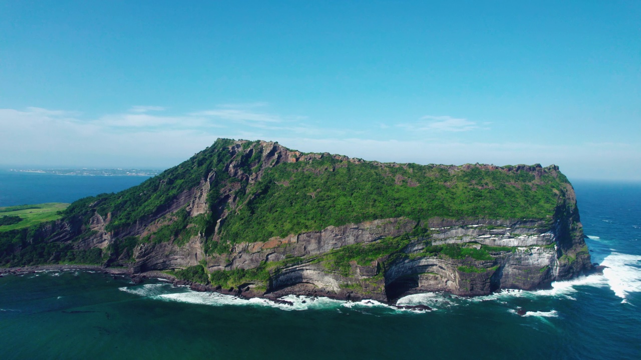 韩国济州城山郡/西归浦市的城山一秋峰凝灰岩锥，夏日的海景视频素材