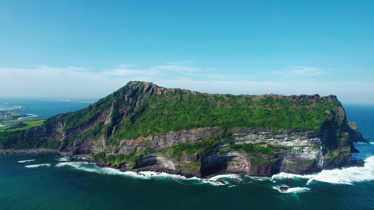 韩国济州城山郡/西归浦市的城山一秋峰凝灰岩锥，夏日的海景视频素材