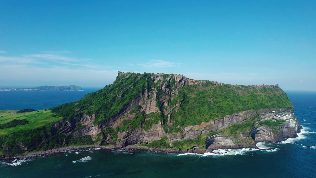 韩国济州城山郡/西归浦市的城山一秋峰凝灰岩锥，夏日的海景视频素材