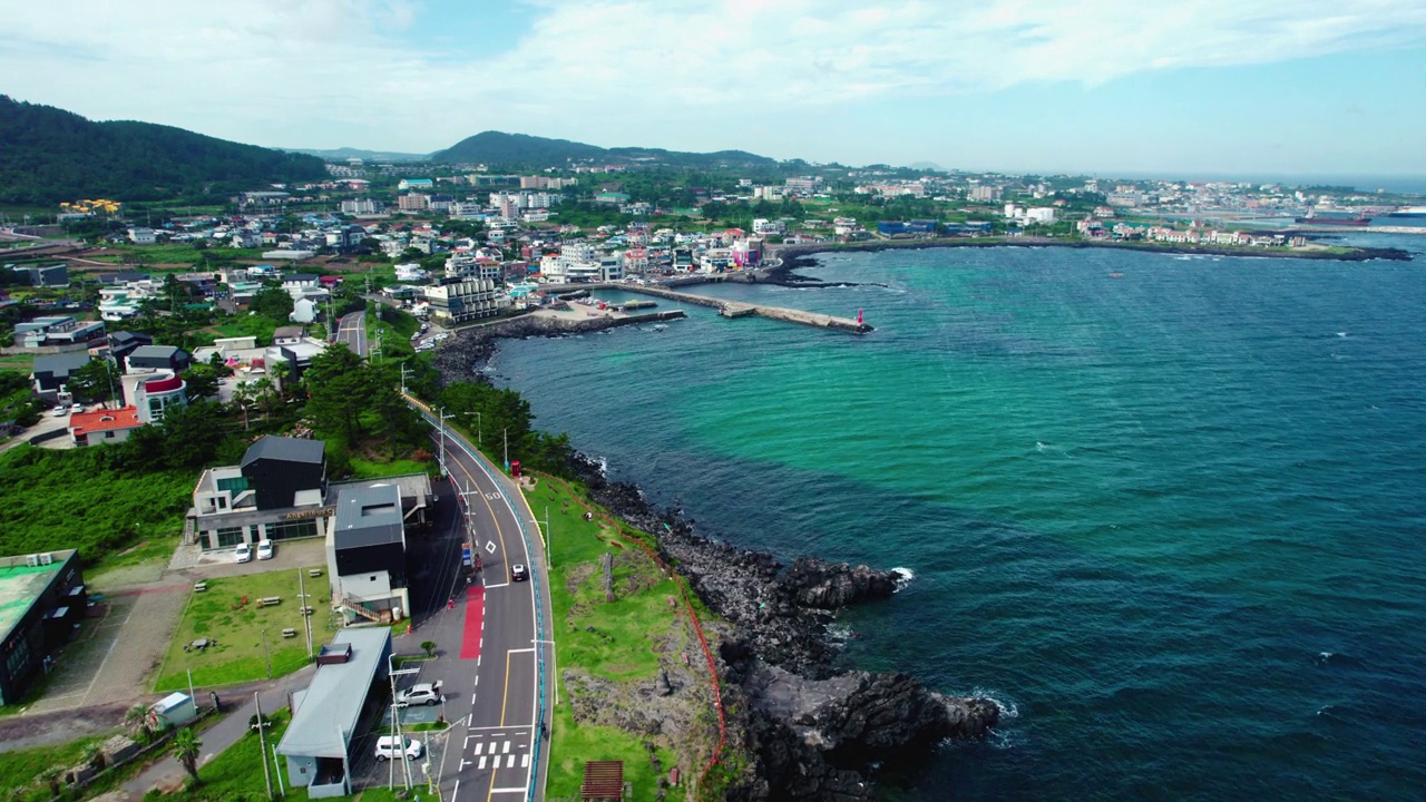 韩国济州岛，埃越郡/济州市，村庄和海边散步的夏季风景视频素材