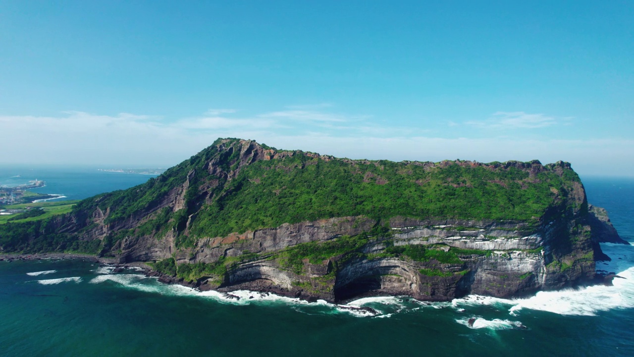 韩国济州城山郡/西归浦市的城山一秋峰凝灰岩锥，夏日的海景视频素材