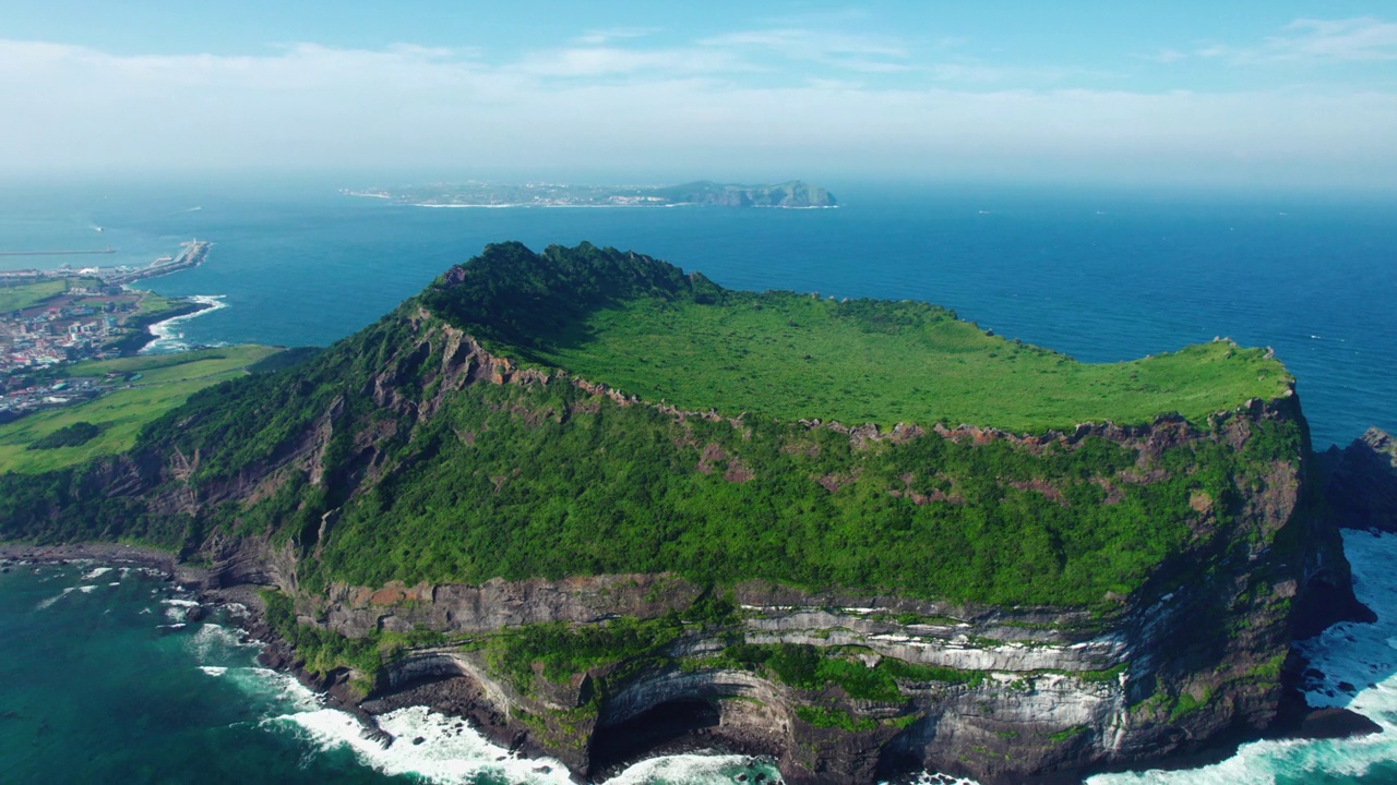 韩国济州城山郡/西归浦市的城山一秋峰凝灰岩锥，夏日的海景视频素材