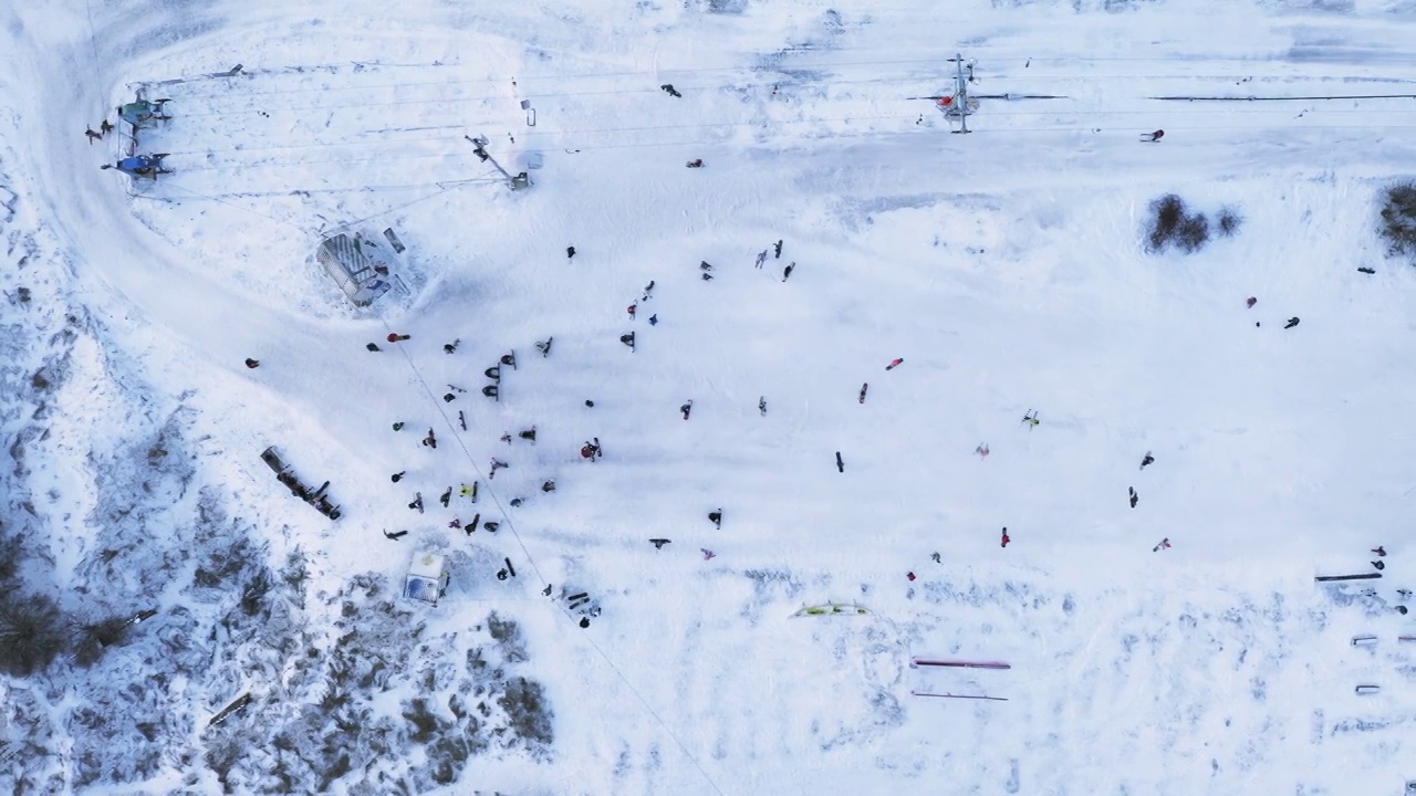 许多滑雪板滑雪者在滑雪缆车在雪坡上滑雪在周末-俯视图无人机拍摄。视频素材