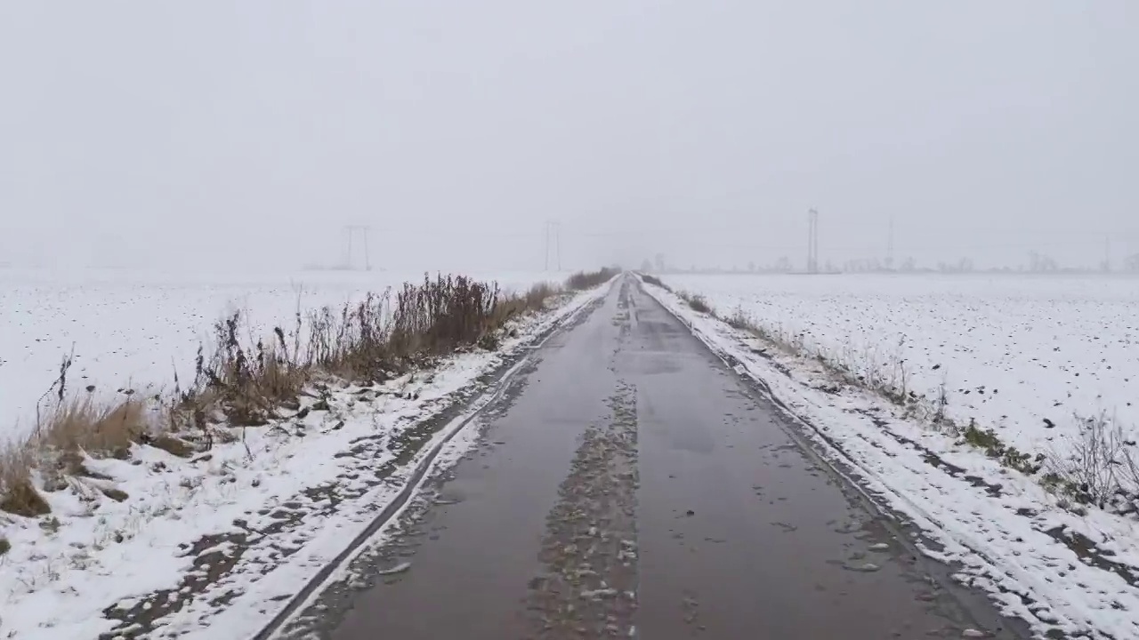 在寒冷的雪天早晨，驾车行驶在乡间的道路上，汽车行车记录仪拍下了这张照片视频素材