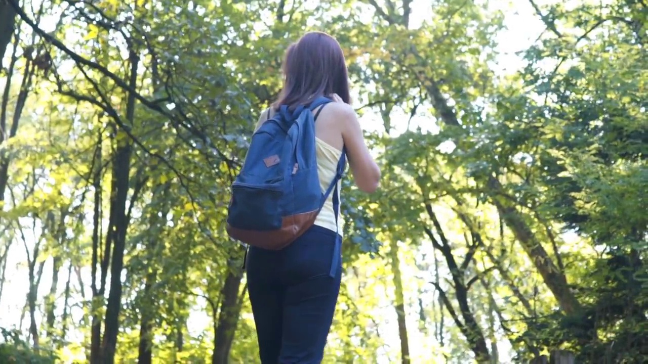 在森林里享受大自然的年轻女子视频素材