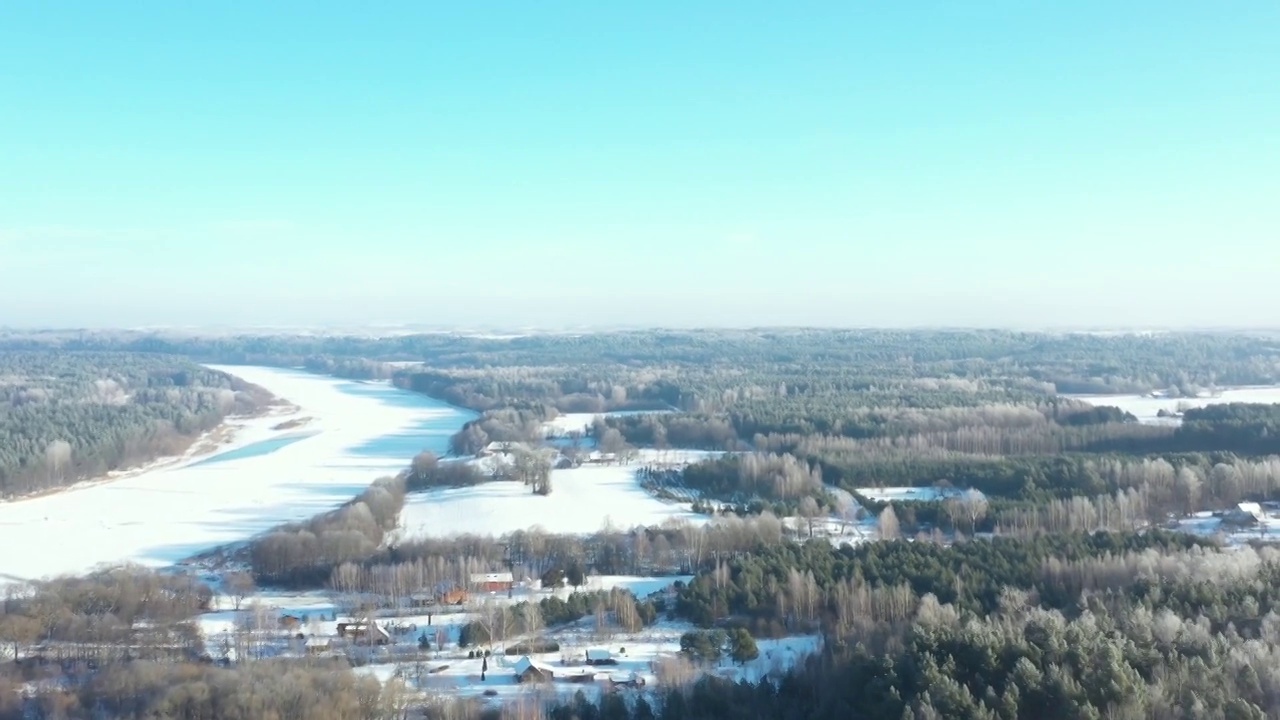 英格兰雪和冰冻的河流视频下载