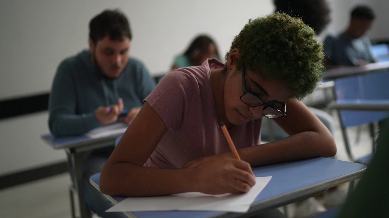 学生们在教室里做测试视频素材