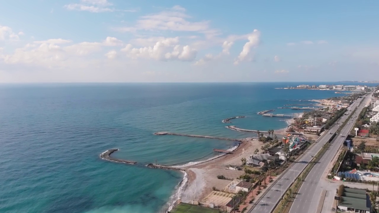 美丽的海岸线，碧绿的海水和多石的海滩。旅游目的地:土耳其阿兰亚。开放的沿海汽车道路。旅游的概念视频素材