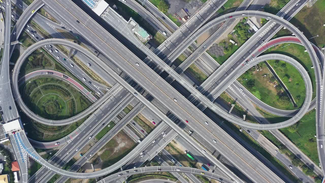 多车道高速公路鸟瞰图，立交桥，高架道路，道路，道路交叉口。视频素材