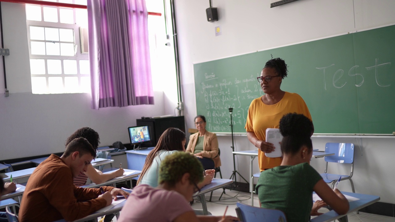 学生们在教室里做测试视频素材