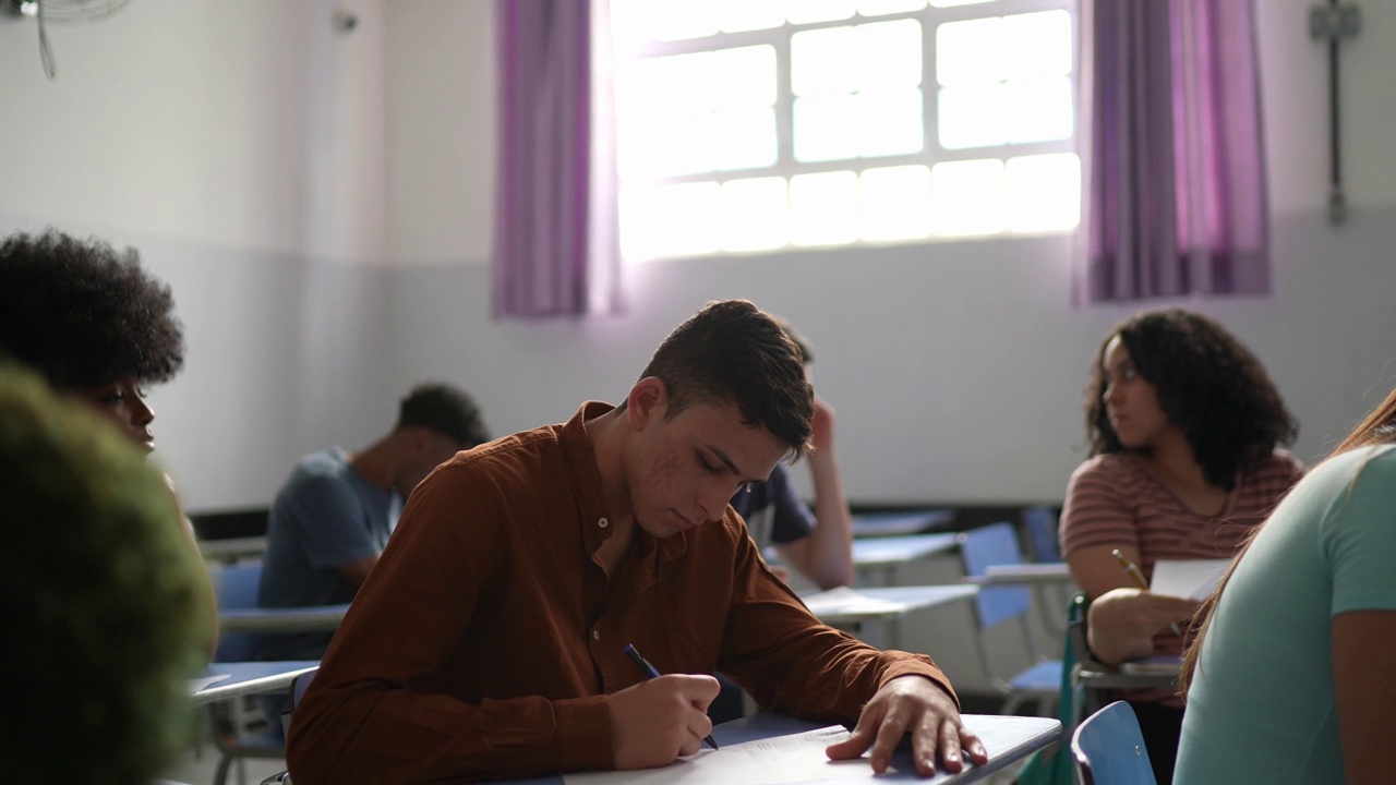 学生在教室里做测验视频素材