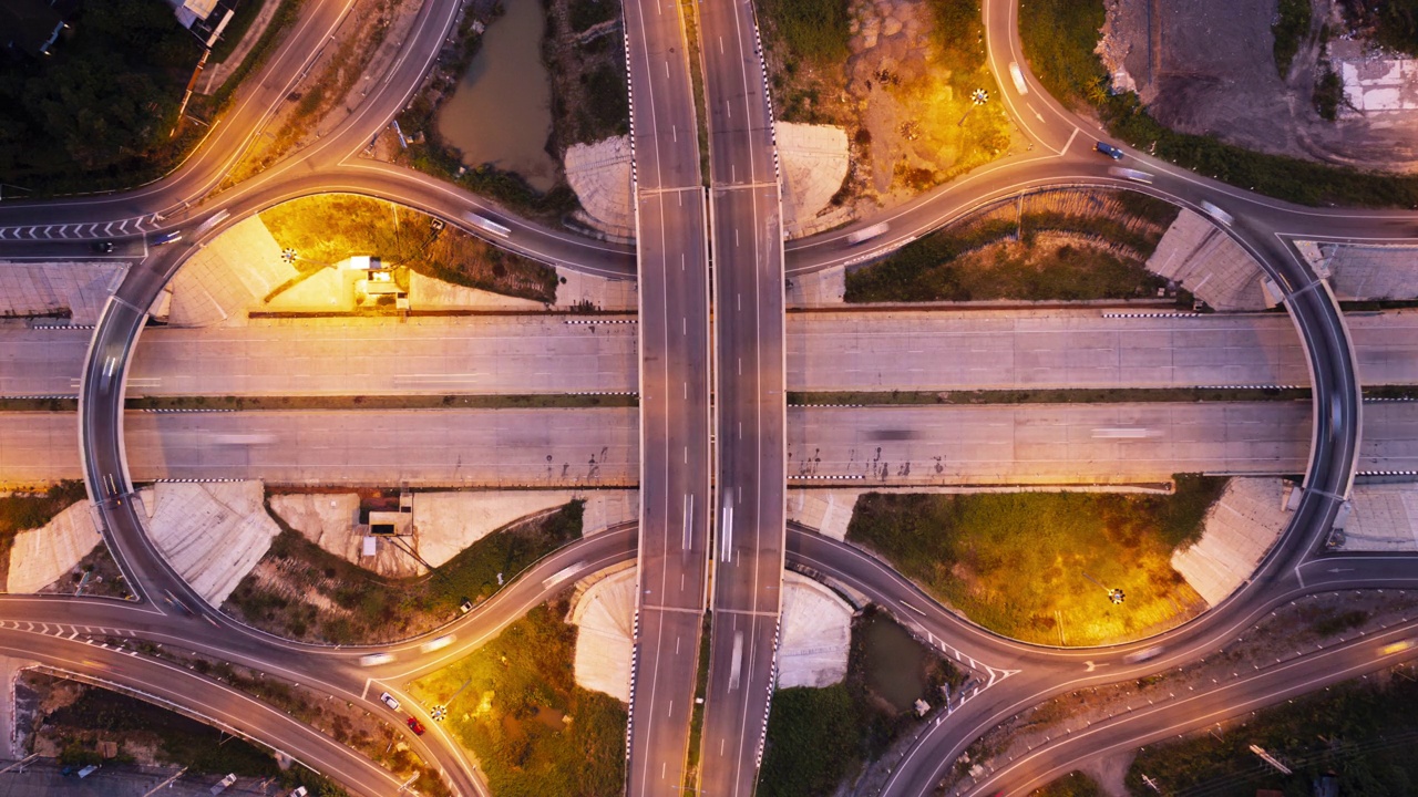 航拍公路交叉口，多车道公路，十字路口，交通圈，城市夜间视频素材