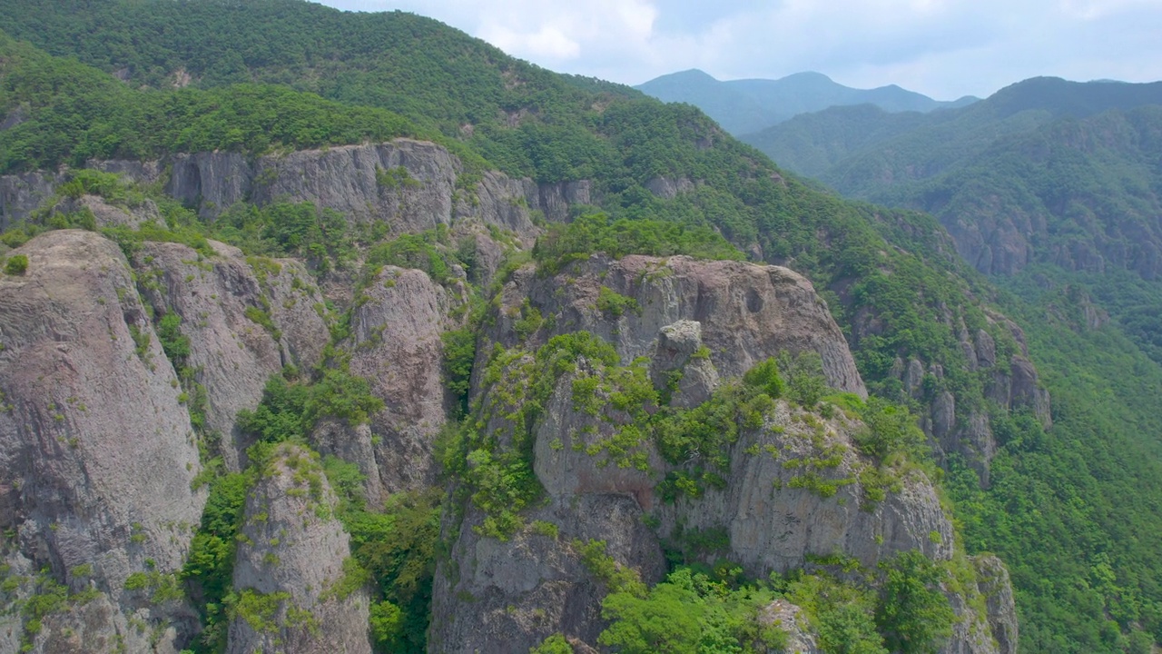 韩国青松郡/庆尚北道juwang山的岩石风景视频素材