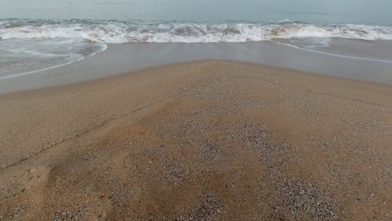 海浪拍打着沙滩视频素材