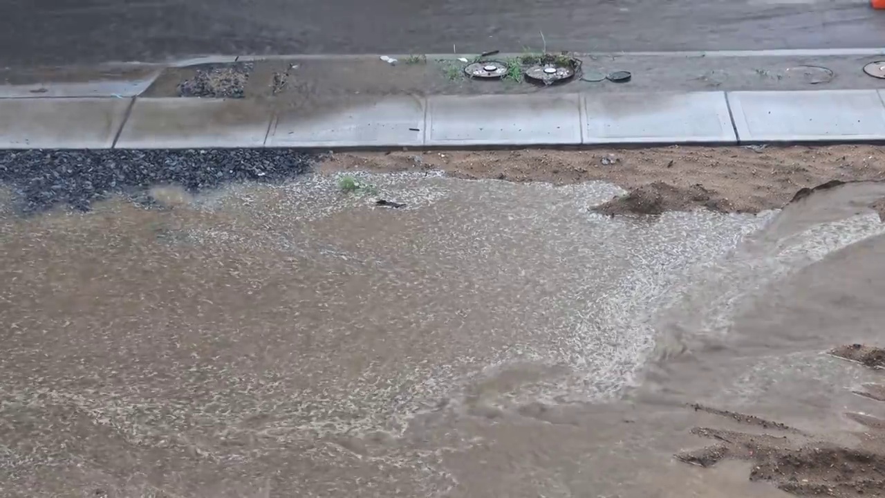 雨后道路被洪水淹没视频素材