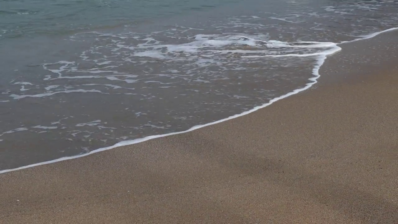 海浪拍打着沙滩视频素材