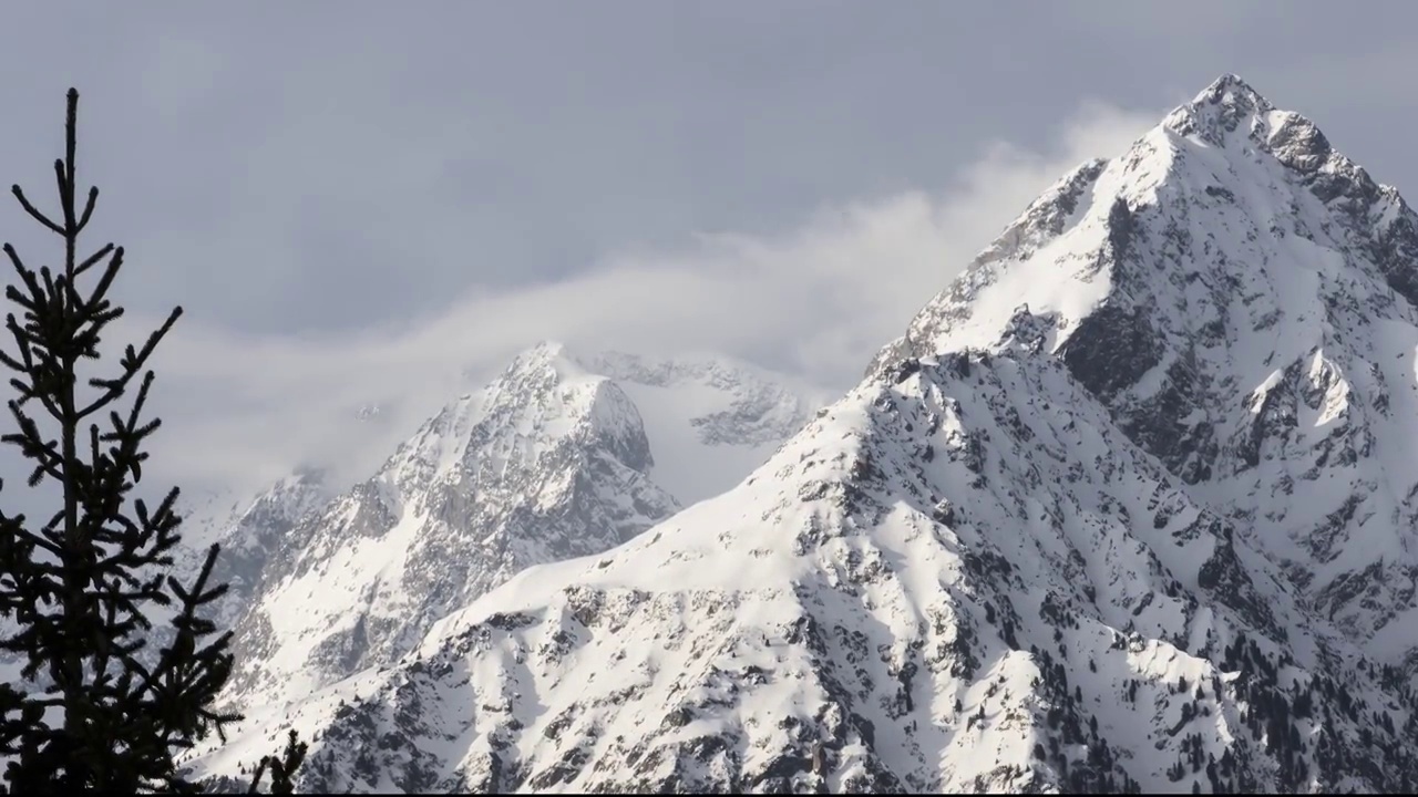 全景图，云朵在雪峰上摇摆06a视频素材