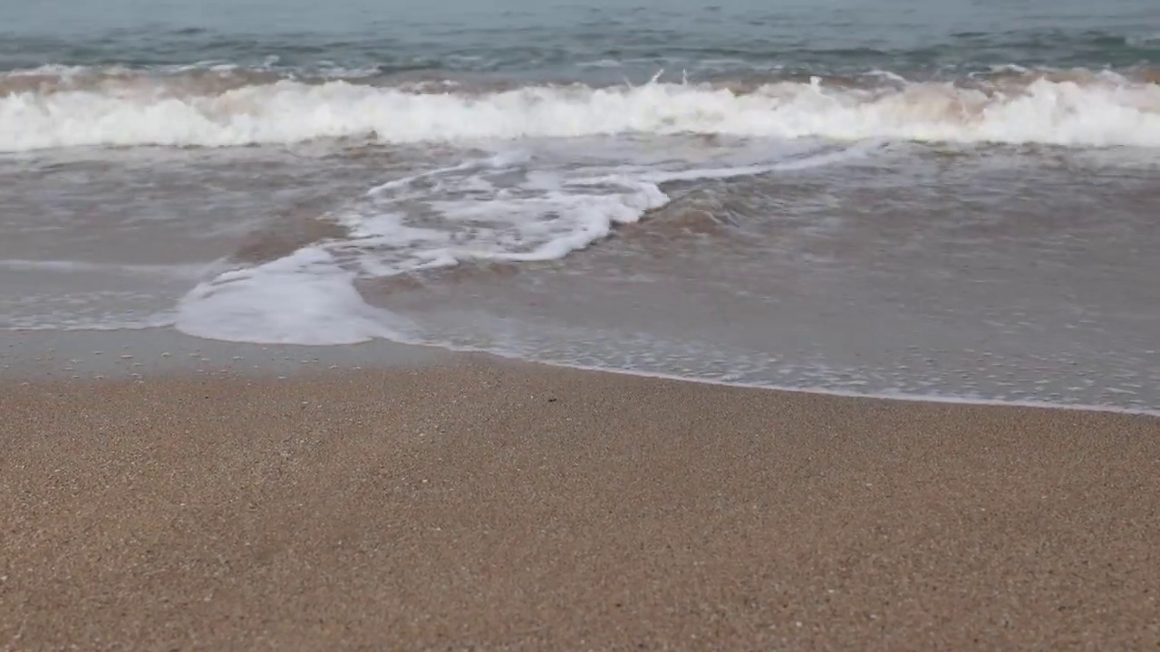 海浪拍打着海滩。视频素材