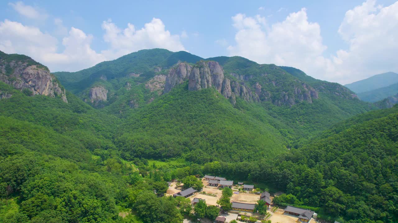 韩国青松郡/庆尚北道juwang山的岩石风景视频素材