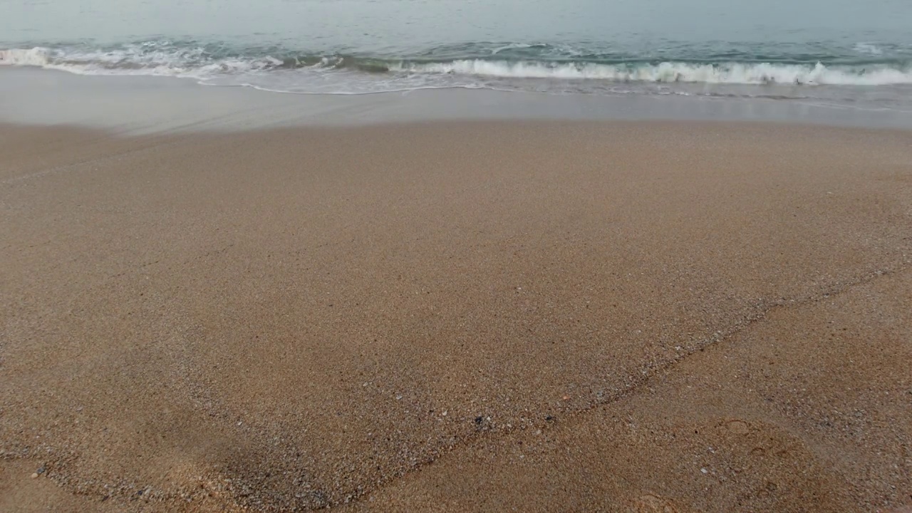 海浪拍打着沙滩视频素材