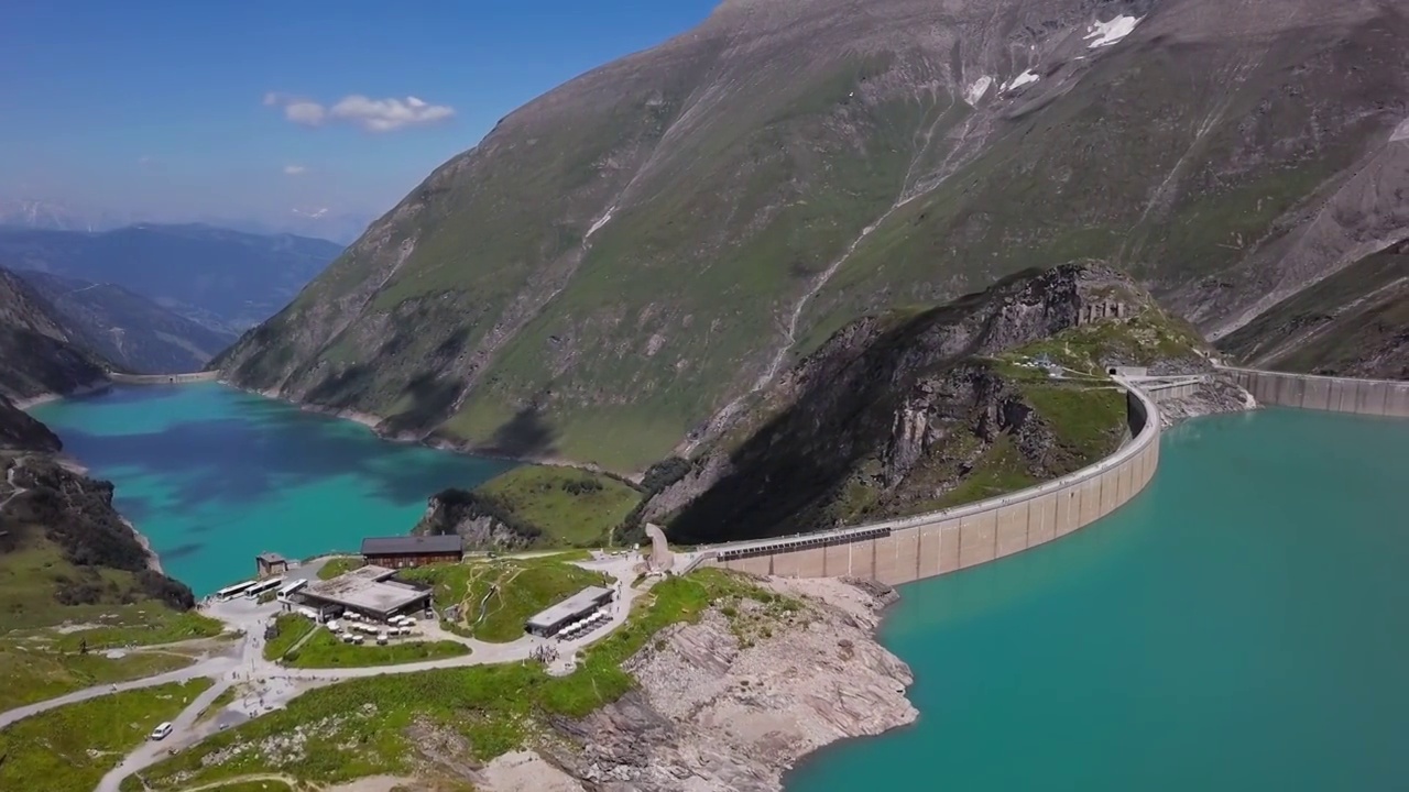 奥地利萨尔茨堡地区的Hohe Tauern地区的Kaprun高山水库Mooserboden Stausee和Wasserfallboden的空中全景图。视频素材