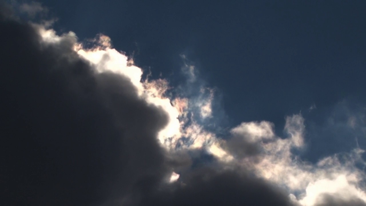 黑色的风暴云覆盖了无云的天空和蓝色视频素材
