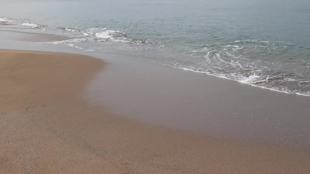 海浪拍打着沙滩视频素材