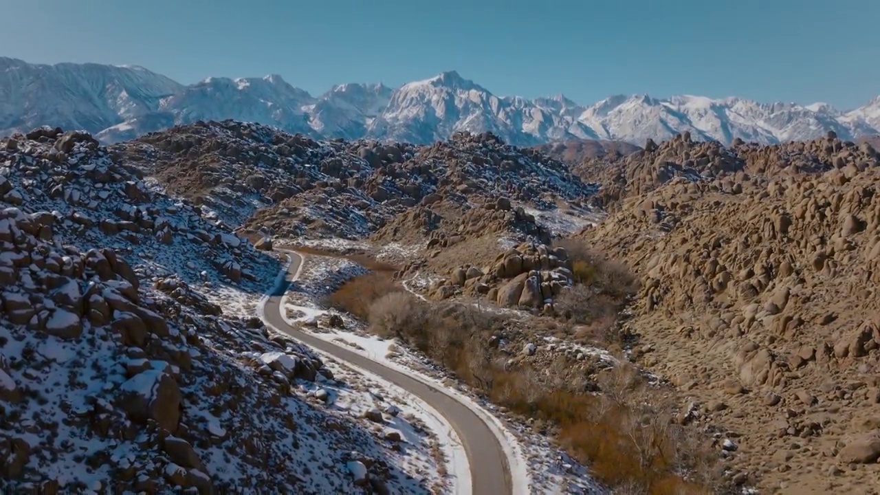 无人机拍摄的冬季道路和岩石景观的镜头。视频素材