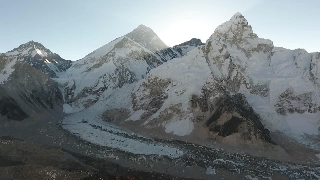 东尼泊尔，昆布，喜马拉雅山-珠穆朗玛峰的风景和日出在天空/尼泊尔视频素材