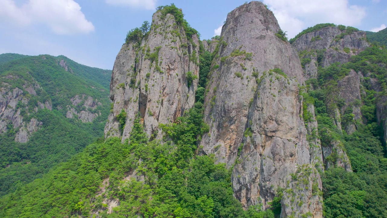 韩国青松郡/庆尚北道juwang山的岩石风景视频素材