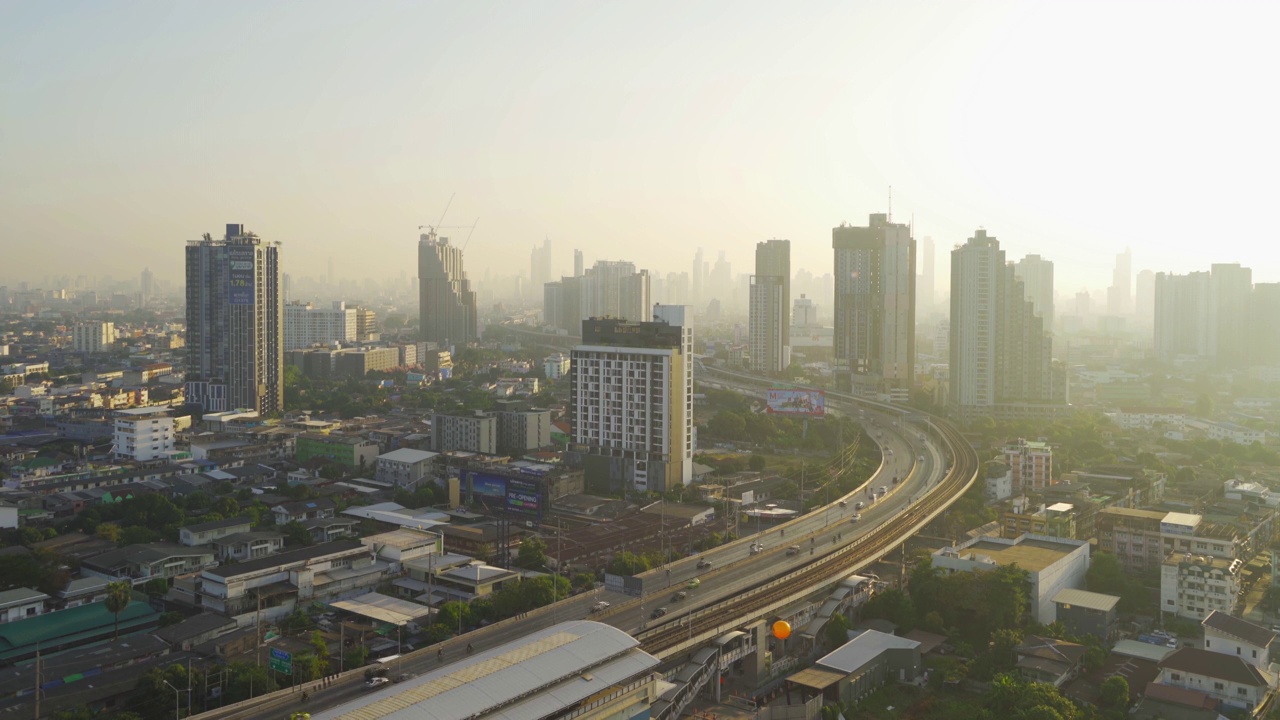 泰国曼谷市中心天际线高速公路的鸟瞰图。亚洲智慧城市的金融区和商业中心。日落时的摩天大楼和高层建筑视频素材