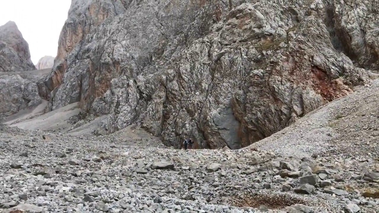 正在攀登Aladaglar山的登山者视频下载