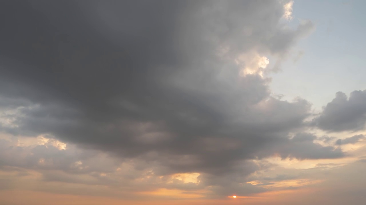 日落天空的时间流逝。抽象的自然背景。在黄昏的时候，蔚蓝色和橙色的云彩。视频素材