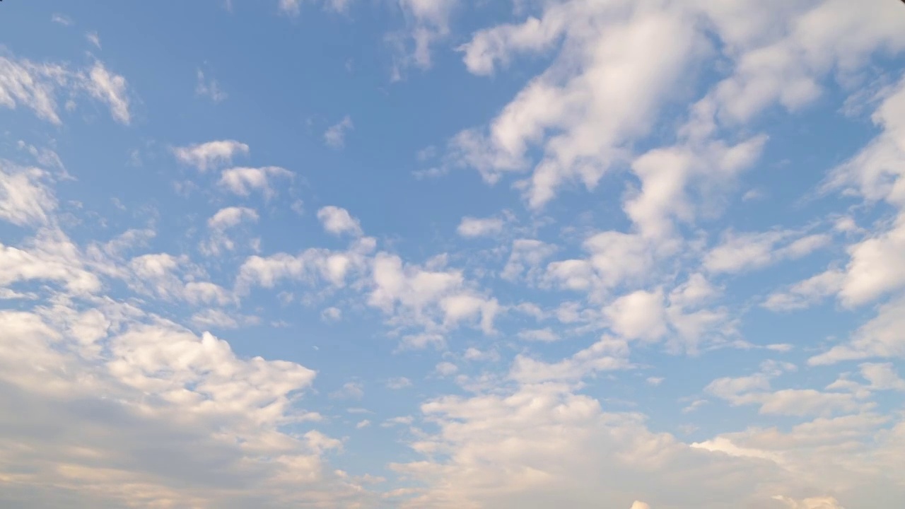 中午清澈的蓝天和蓬松的白云。一天的时间。抽象的自然景观背景。视频素材