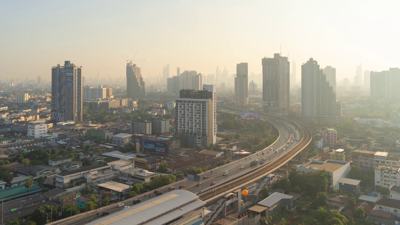 泰国曼谷市中心天际线高速公路街道的鸟瞰图。亚洲智慧城市的金融区和商业中心。日落时的摩天大楼和高层建筑视频素材