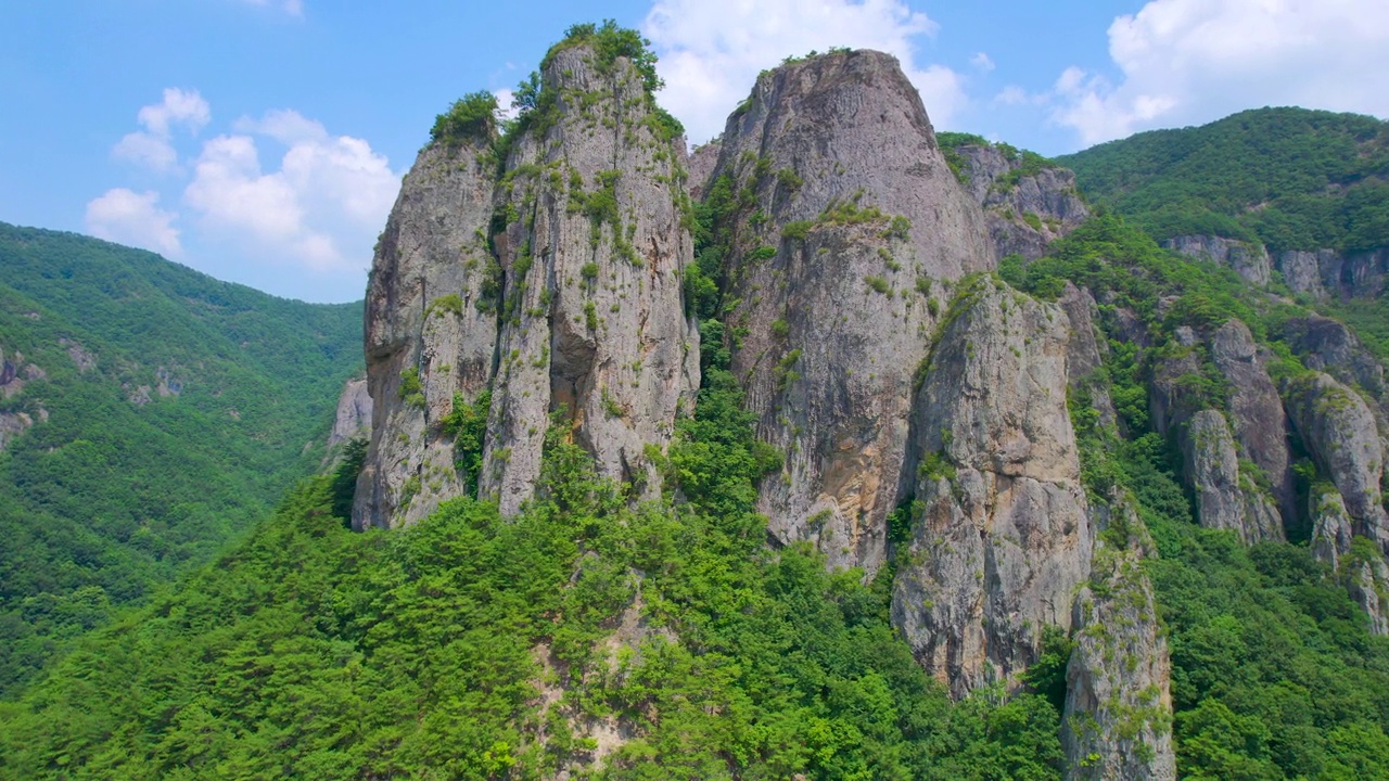 韩国青松郡/庆尚北道juwang山的岩石风景视频素材