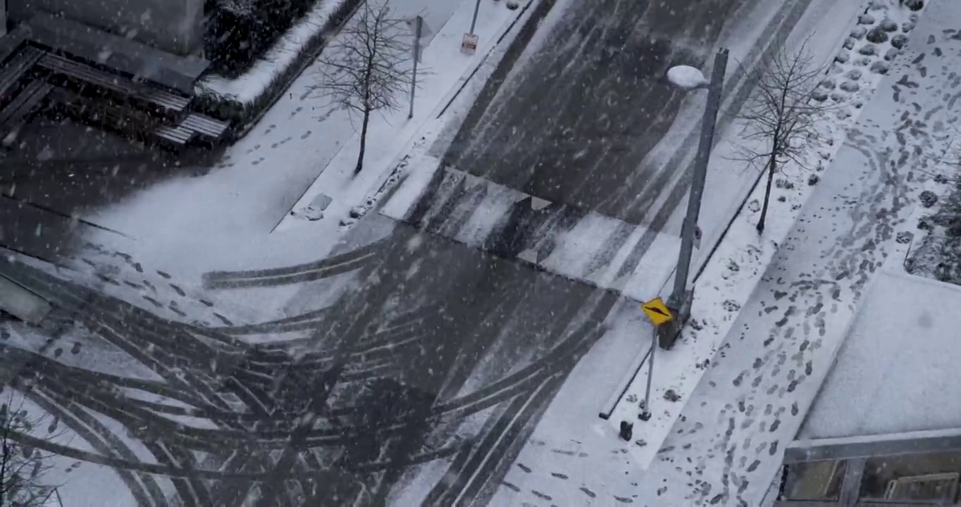 加拿大温哥华降雪期间，从上到下拍摄的冰雪路面和路灯视频下载