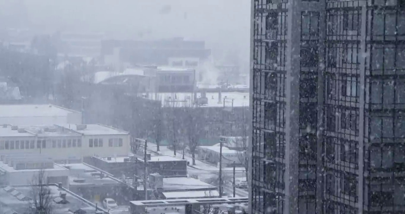 加拿大温哥华，一座建筑在暴风雪中鸟瞰图视频下载