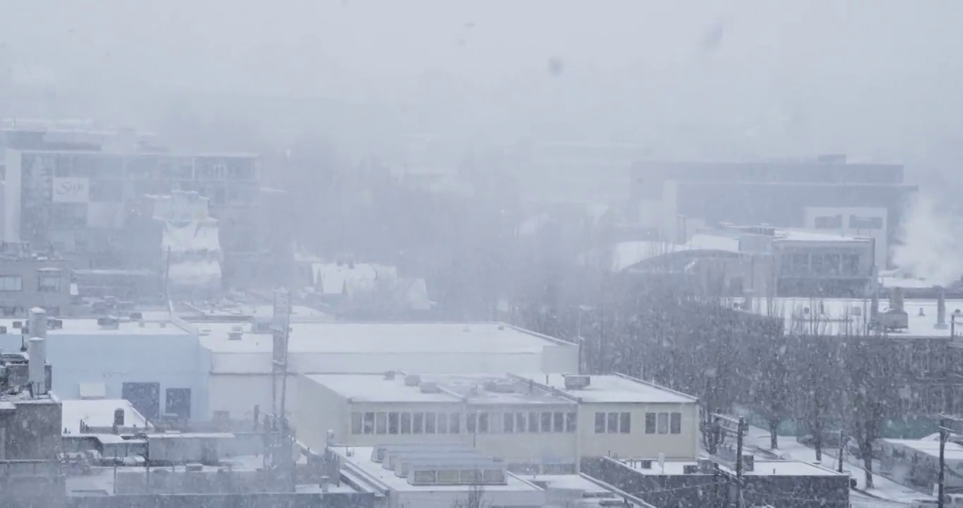 加拿大温哥华，一座建筑在暴风雪中鸟瞰图视频下载