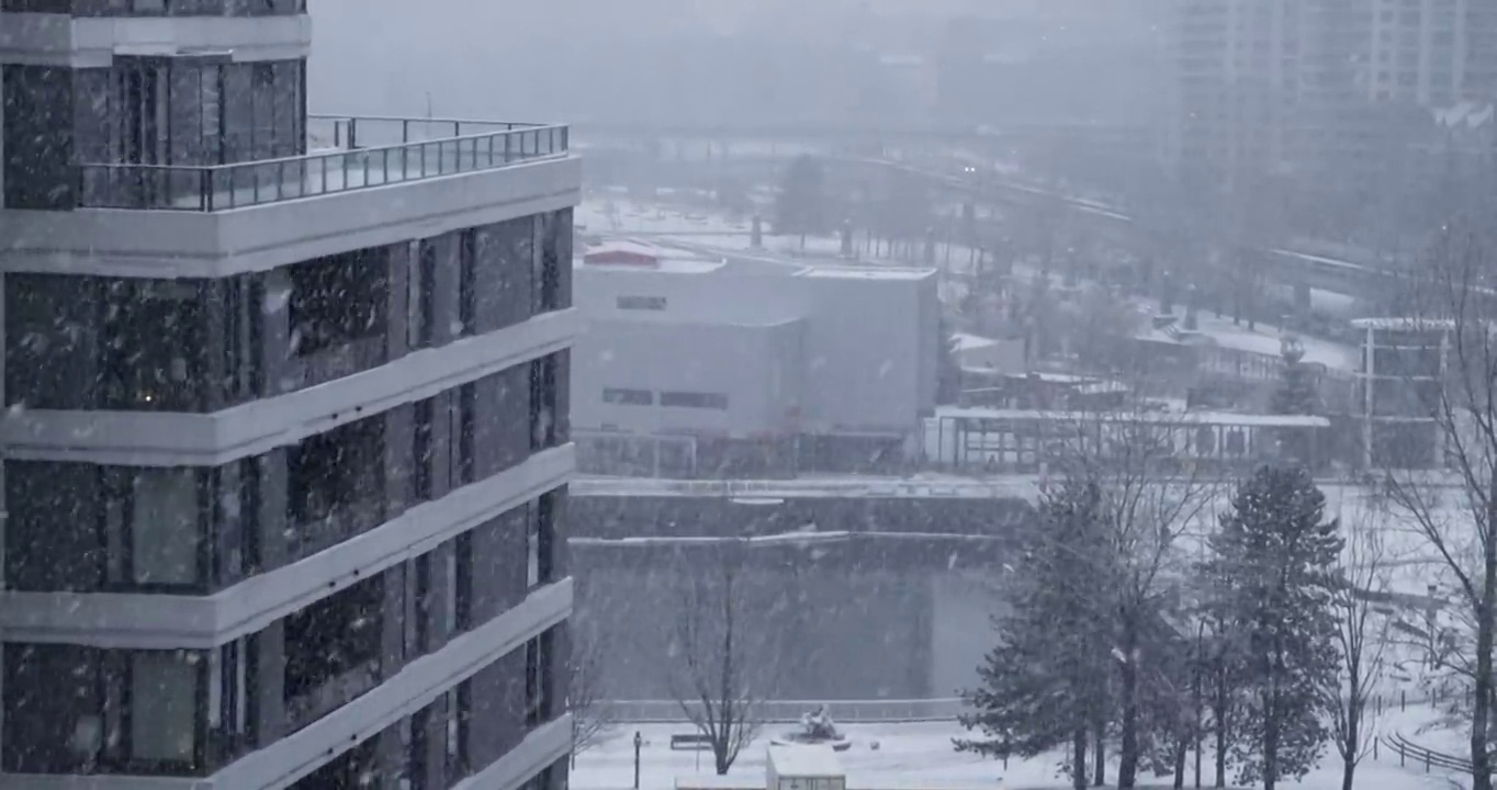 加拿大温哥华，一座建筑在暴风雪中鸟瞰图视频下载