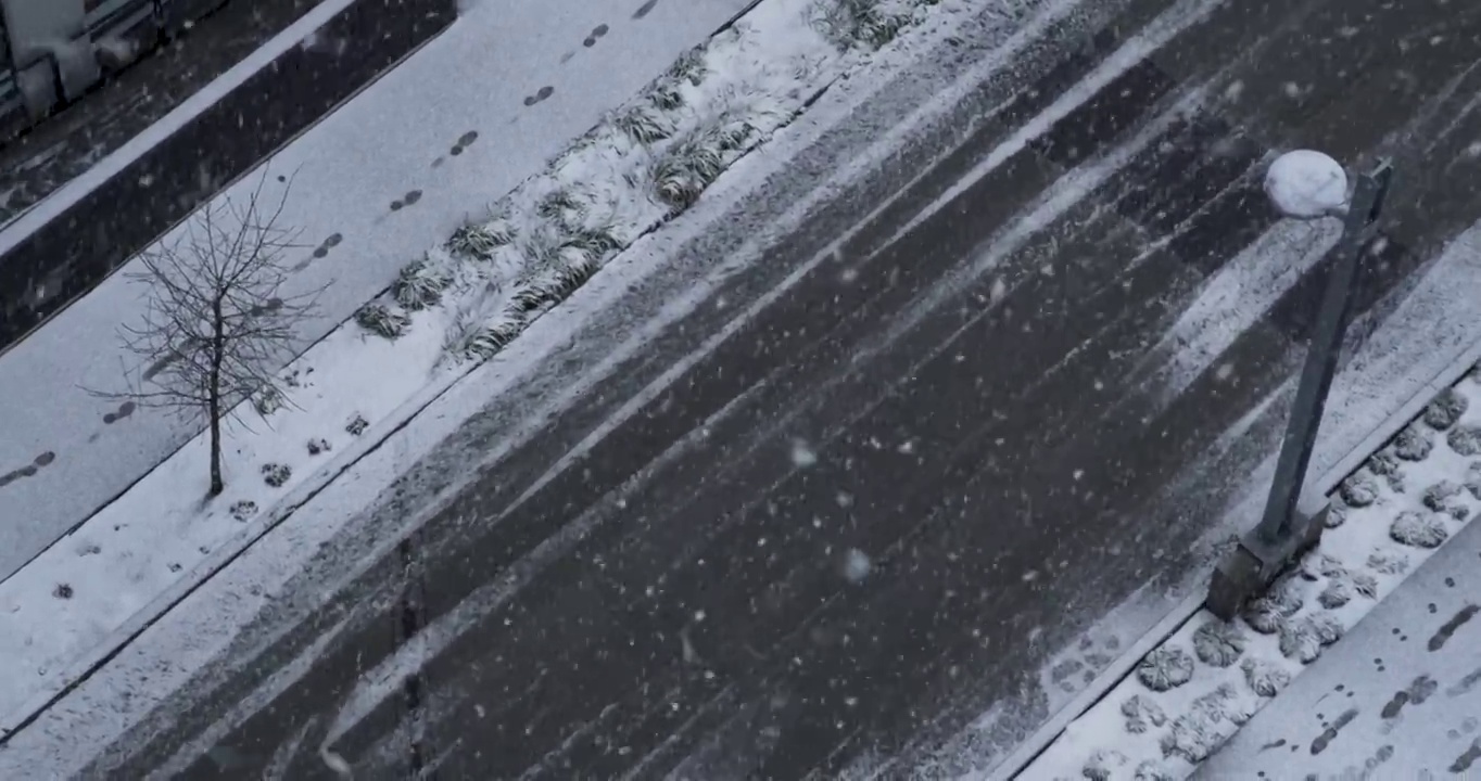 加拿大温哥华降雪期间，从上到下拍摄的冰雪路面和路灯视频下载