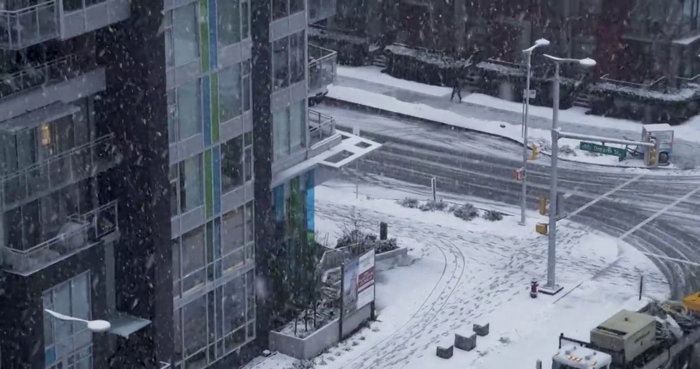 加拿大温哥华降雪期间，从上到下拍摄的冰雪路面和路灯视频下载