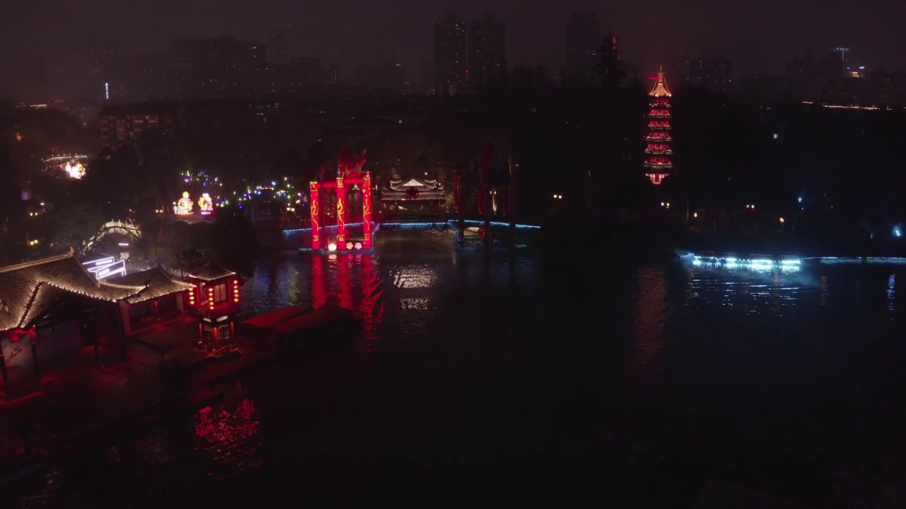 中国建筑在夜间的灯光景观视频素材