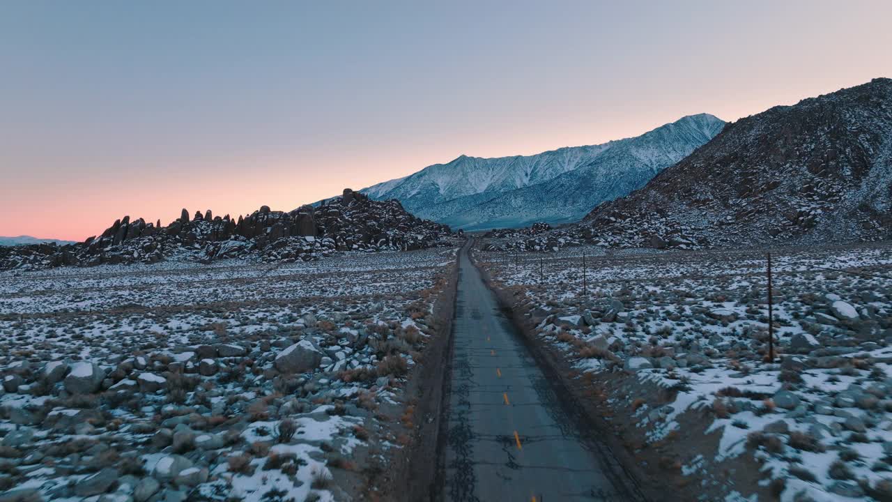 无人机拍摄的冬季道路和岩石景观的镜头。视频素材