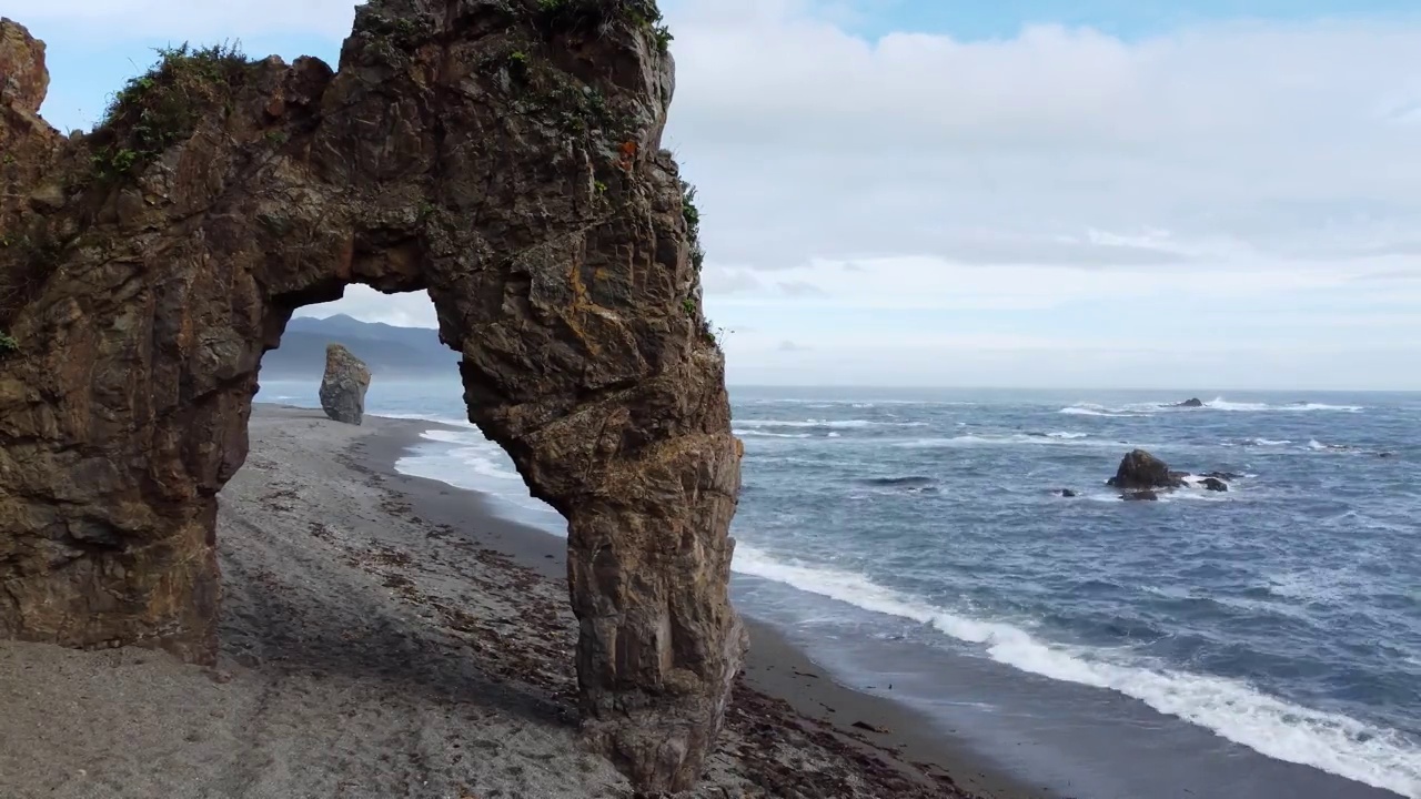 海角岸边有岩石视频素材