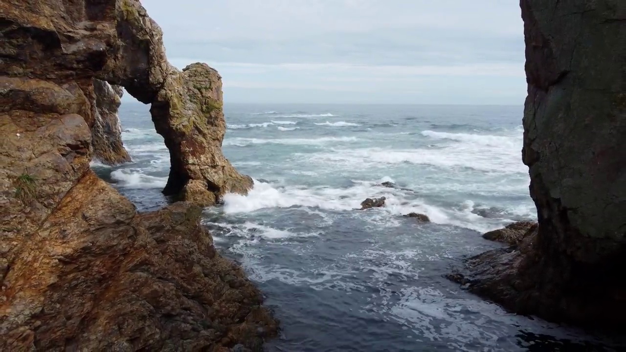 海角岸边有岩石视频素材